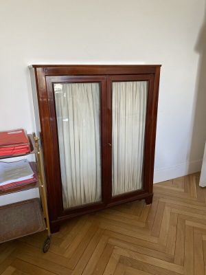 une armoire en bois surmontée d'un miroir
