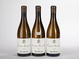 trois bouteilles de vin posées l'une à côté de l'autre sur une table
