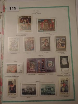 la photo d'un livre sur lequel sont apposés des timbres