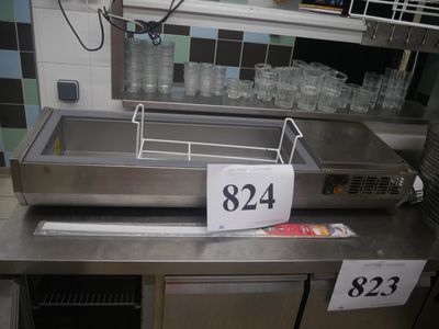 un plan de travail en acier inoxydable sur lequel sont posés plusieurs verres