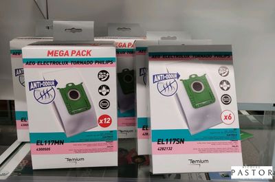 deux boîtes de sachets sous vide exposées dans un magasin