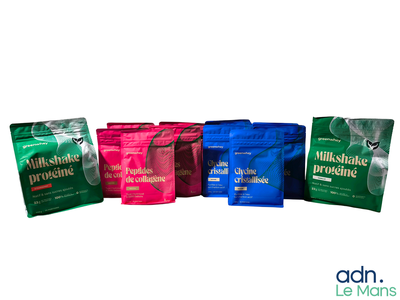Plusieurs sachets de milk-shake sont alignés sur une surface blanche