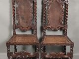 paire de chaises anciennes en bois sculpté avec des assises en osier