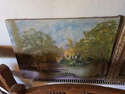 une photo représentant un tableau et un peigne posés sur une table