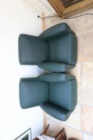 Suite de deux fauteuils club en bois teinté à garniture de s… (photo 5)