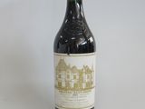 une bouteille de vin posée sur une table