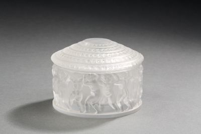 une image représentant une boîte en verre blanche avec un couvercle, posée sur une table
