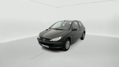 une image représentant une voiture noire dans une pièce blanche