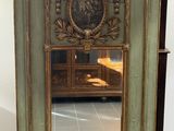 un miroir posé par terre devant une armoire