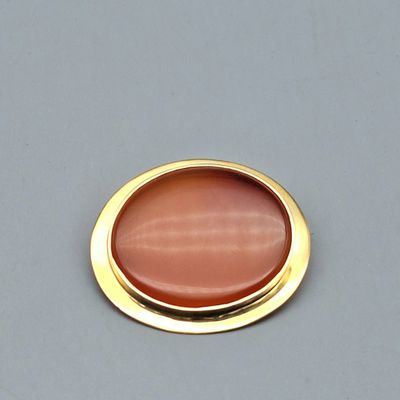une image représentant un bouton sur une surface grise