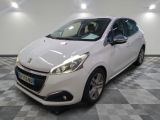 la petite voiture blanche est garée dans la pièce au sol en damier