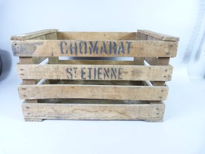 une caisse en bois avec une pancarte indiquant « Chemmay St Étienne »