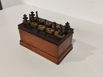 une petite boîte en bois sur laquelle sont disposées plusieurs clés