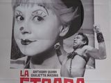L'affiche du film « Strada » est en noir et blanc.