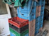 une pile de caisses empilées les unes sur les autres dans un garage