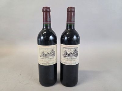 deux bouteilles de vin rouge posées l'une à côté de l'autre sur une table