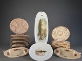 plusieurs assiettes et bols posés sur une table