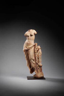 une figurine en ivoire sculptée représentant une femme avec un oiseau sur l'épaule