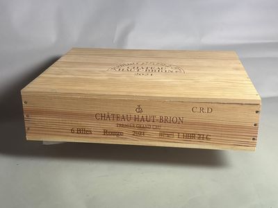 une boîte en bois avec une étiquette posée sur une table
