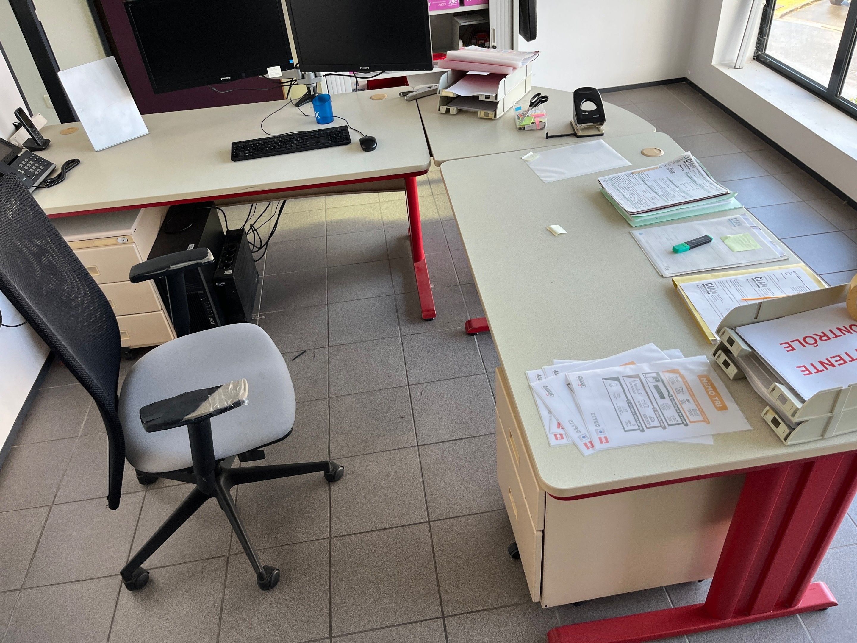 un grand bureau en stratifié beige avec retour