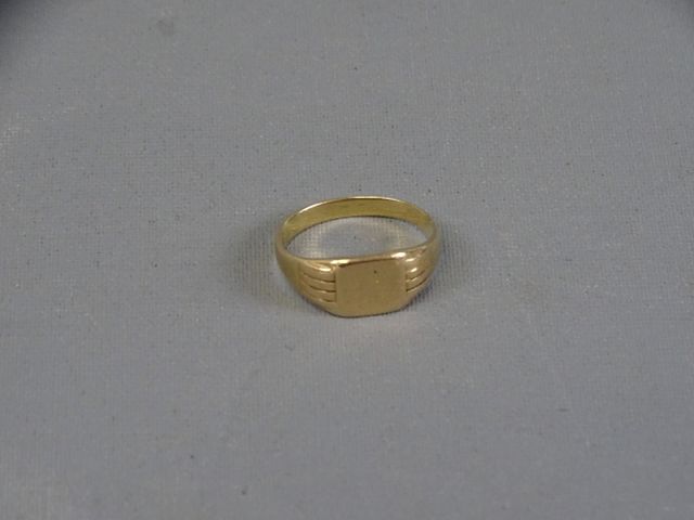 Bague chevalière en or jaune 750 millièmes, le centre uni. (Usure...