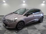 la voiture grise est garée sur un carrelage à carreaux