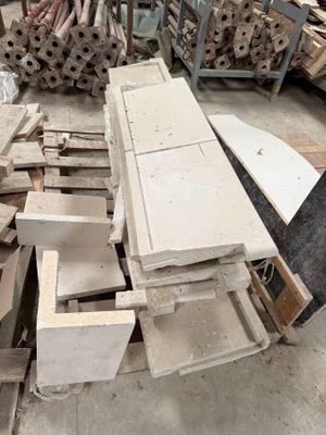 un gros tas de bois au milieu d'une pièce