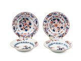 paire d'assiettes bleues et blanches à motifs floraux