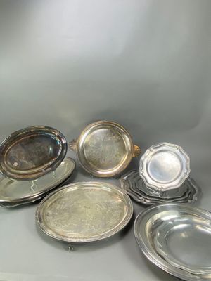 Réunion de treize plats ou assiettes en métal argenté (8) et… - Photo 1