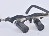 une paire de lunettes posée sur une table