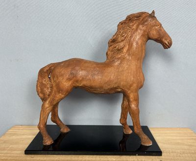 une statue de cheval posée sur une table