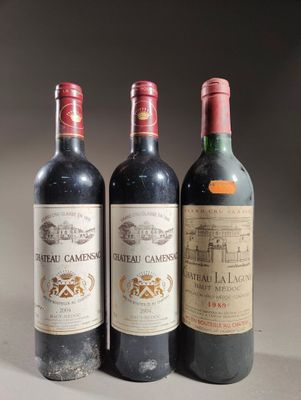 trois bouteilles de vin posées sur une table l'une à côté de l'autre