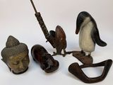 un grand nombre d'objets différents posés sur une table