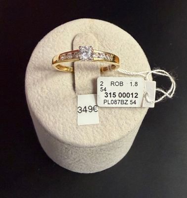 une bague en or sertie d'un diamant, avec une étiquette de prix attachée