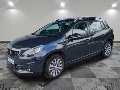 une voiture bleue garée dans un garage au sol en damier