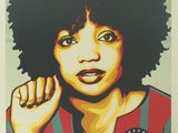 une affiche représentant une femme aux cheveux afro, vêtue d'un t-shirt rouge