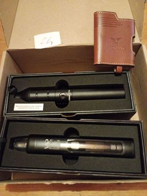 une boîte contenant deux stylos et un portefeuille