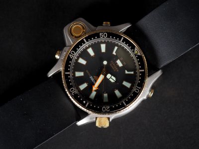 gros plan d'une montre sur une surface noire