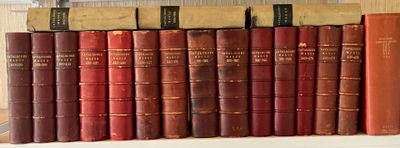beaucoup de vieux livres sur une étagère dans une bibliothèque