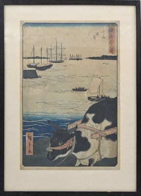 une image représentant une photo d'un bateau sur l'eau avec un chat