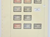 une vieille photo montrant une collection de timbres sur une feuille de papier