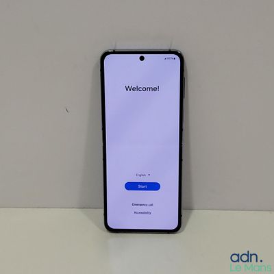 un gros plan d'un téléphone posé sur une table, avec un écran d'accueil