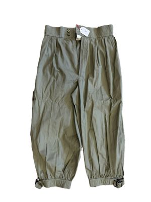 une image montrant un gros plan d'un pantalon sur fond blanc
