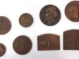 toutes ces pièces accrochées au mur