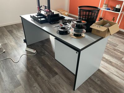 un bureau avec un ordinateur dans le coin d'une pièce