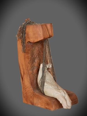 sculpture représentant une botte de cheval d'où pend une corde sur le côté