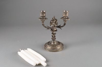 un candélabre en argent à trois bougies et un bougeoir