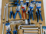 de nombreux outils posés sur un morceau de carton