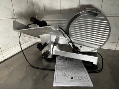 une photo d'une trancheuse à viande posée sur un plan de travail