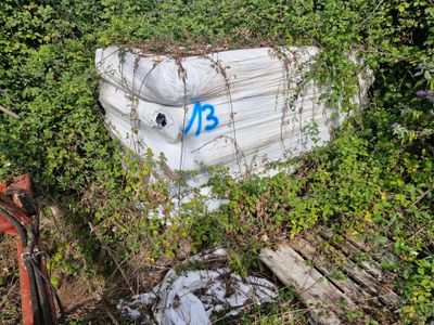 un vieux matelas abandonné dans l'herbe